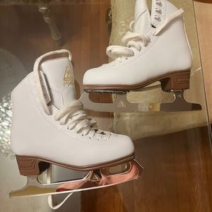 Jackson Ultima Excel Girls Figure Skate, Size: 2.5 (kid’s)